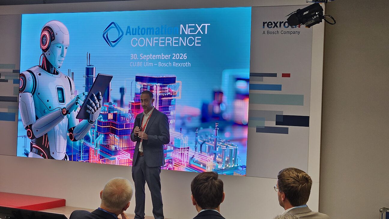 Automation Next Conference 2026 - Philip Bittermann steht auf der Bühne und eröffnet die Veranstaltung