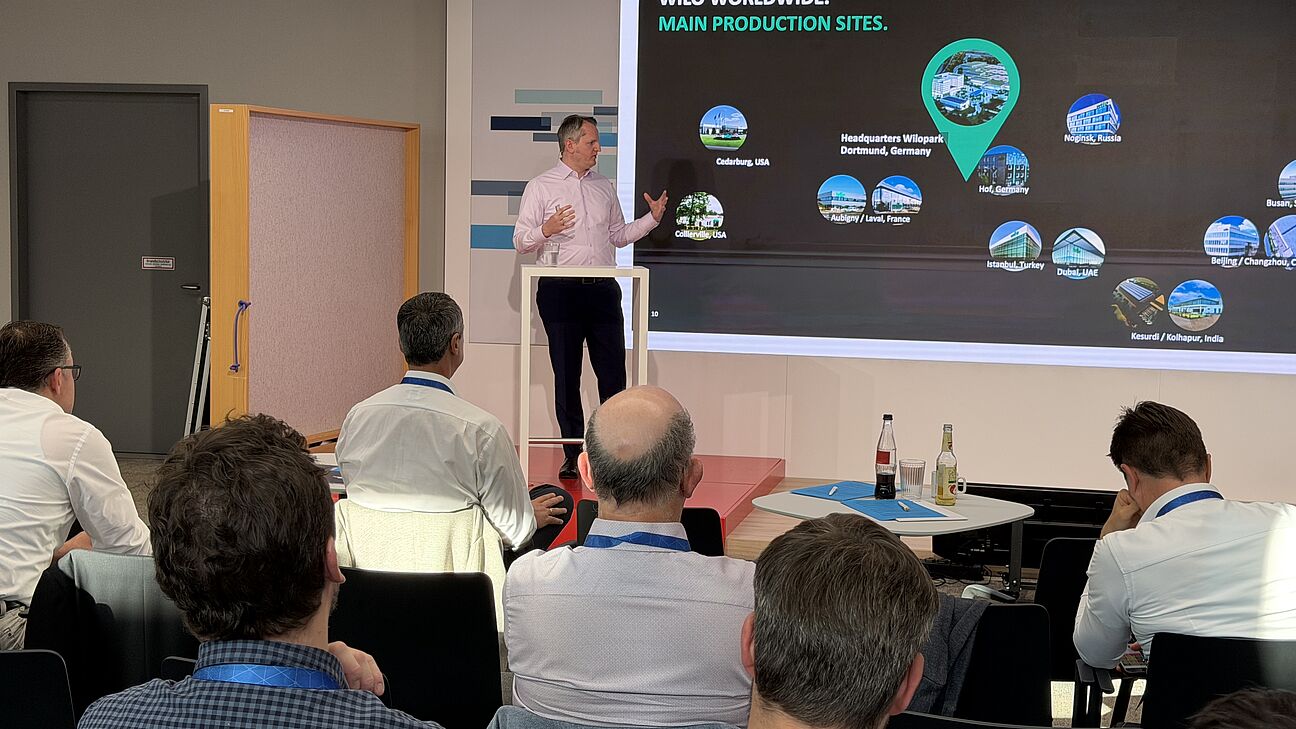 Automation Next Conference 2026 - Herr Dienstbier steht auf der Bühne und spricht zum Publikum