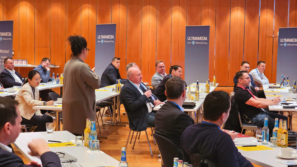 Automation Next Conference 2025 - Ein Teilnehmer stellt einem Referenten eine Frage und hält ein Mikrofon