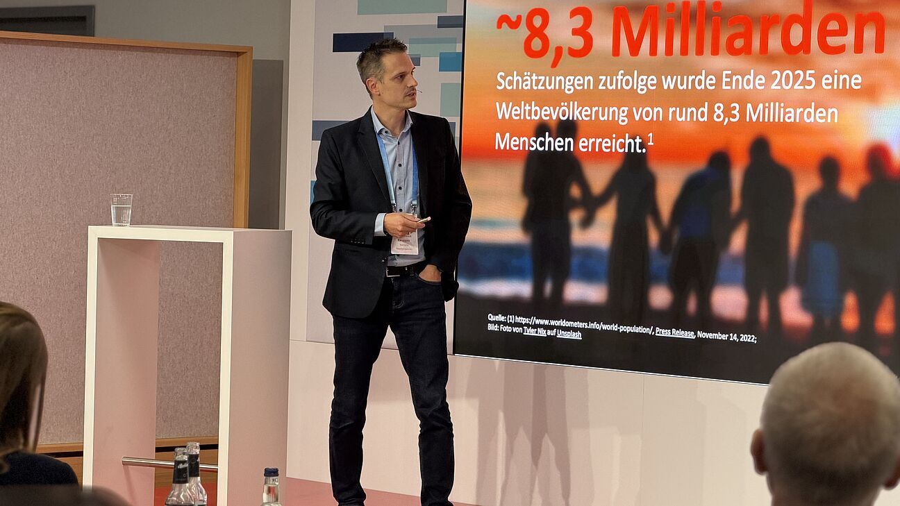 Automation Next Conference 2026 - Herr Kaupper steht auf der Bühne und spricht zum Publikum