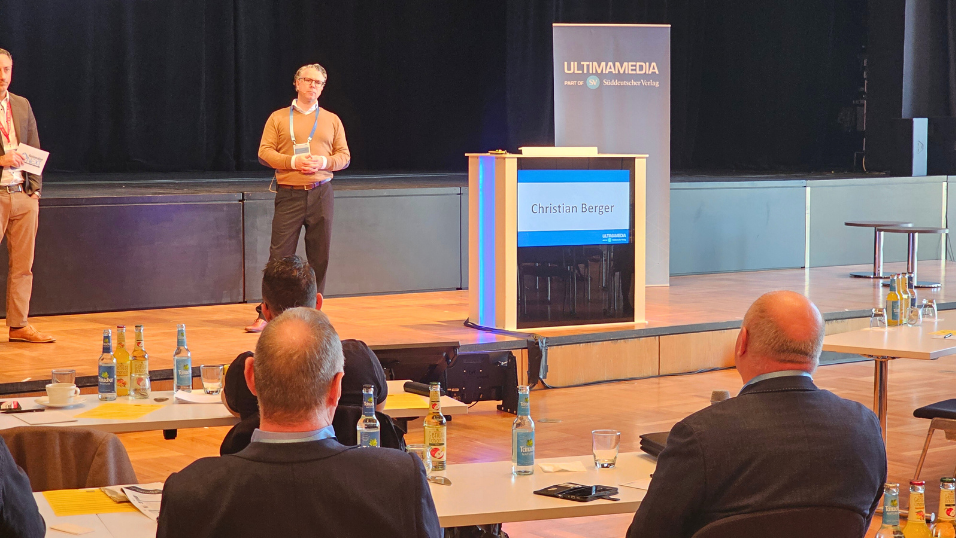 Automation Next Conference 2025 - Christian Berger, WILO erhält eine Frage und schaut zum Teilnehmer. Teilnehmer hält ein Mikrofon