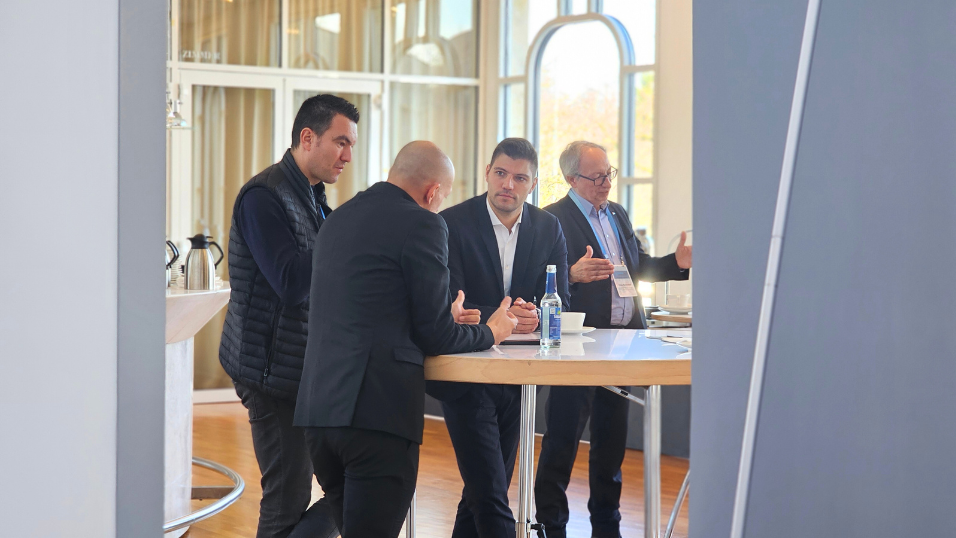 Automation Next Conference 2025 - Ausstellerbereich in der Kaffeepause und Teilnehmer, die sich unterhalten