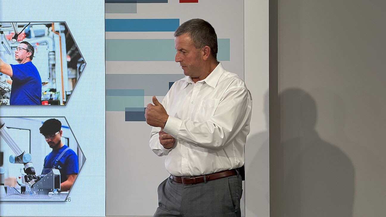 Automation Next Conference 2026 - Steffen Krippendorf steht auf der Bühne und spricht zum Publikum