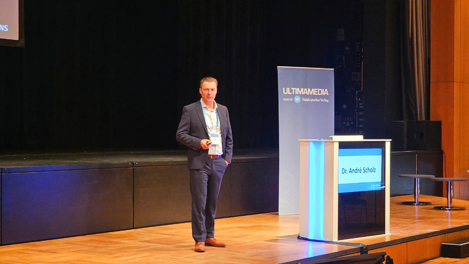 Automation Next Conference 2025 - Dr. Andre Scholz auf der Bühne und spricht zum Publikum