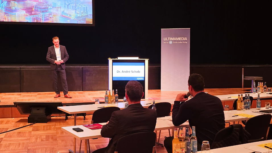 Automation Next Conference 2025 - Dr. Andre Scholz auf der Bühne und trägt seinen Vortrag zum Thema "Applications of generative AI & Copilots in Industrial Automation"