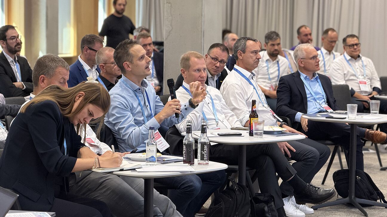 Automation Next Conference 2026 - Teilnehmer stellt dem Speaker Becke eine Frage 