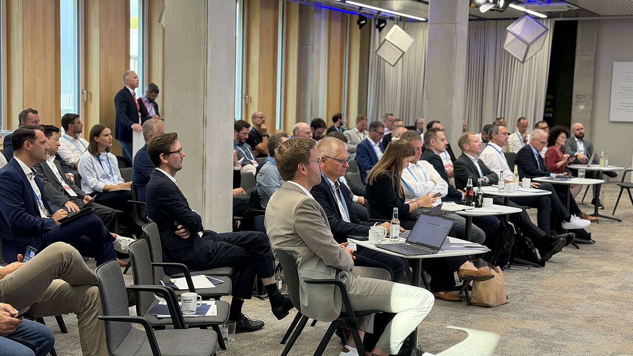 Automation Next Conference 2026 - Teilnehmer sitzen im Vortragssraum und schauen Richtung Bühne