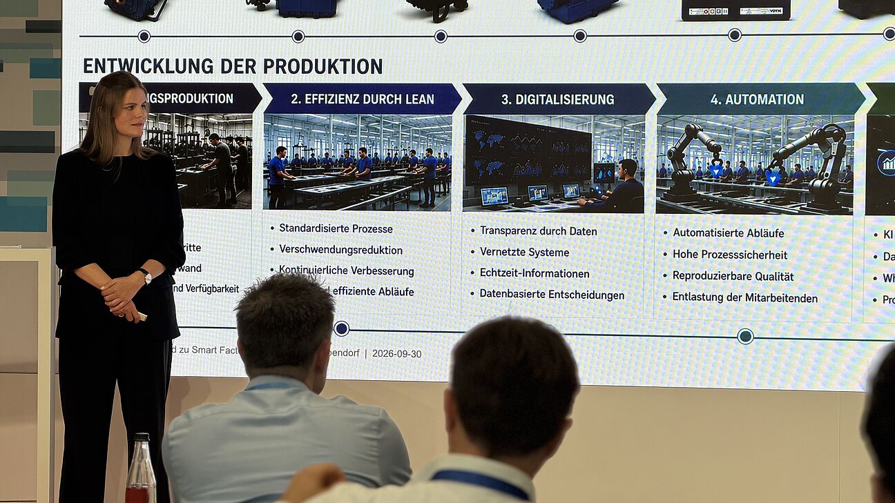 Automation Next Conference 2026 - Pia Schöppl steht auf der Bühne und spricht zum Publikum