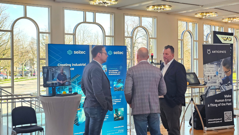 Automation Next Conference 2025 - Ausstellerbereich mit Teilnehmern vor dem Seitec Stand