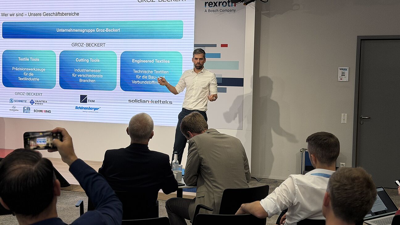 Automation Next Conference 2026 - Herr Kaufmann steht auf der Bühne und spricht zum Publikum
