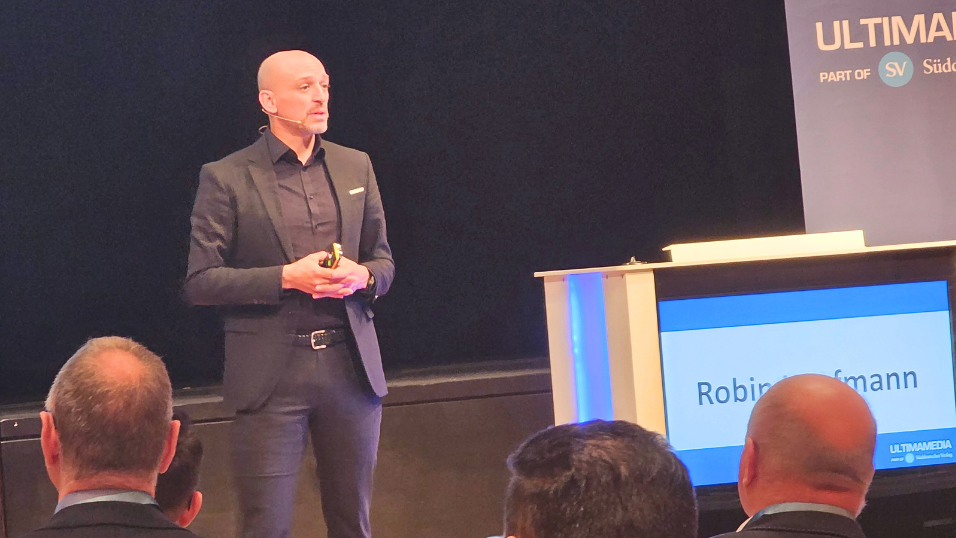 Automation Next Conference 2025 - Robin Kaufmann, Neura Robotics auf der Bühne und hält seinen Vortrag Richtung Teilnehmer