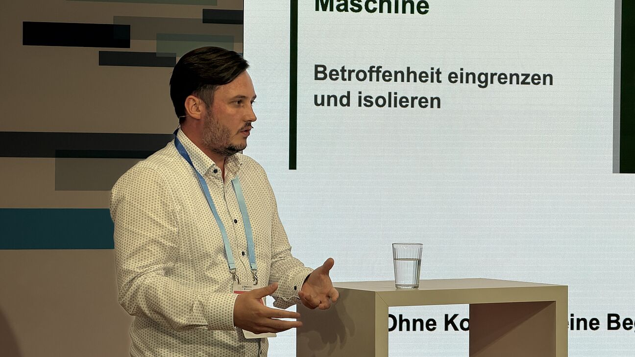 Automation Next Conference 2026 - Herr Just steht auf der Bühne und spricht zum Publikum