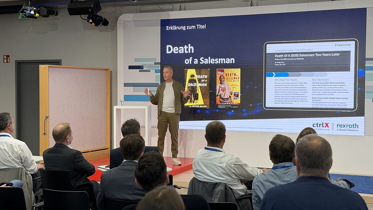 Automation Next Conference 2026 - Steffen WInkler sthet auf der Bühne und spricht zum Publikum