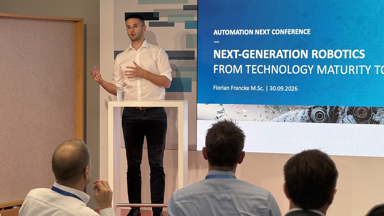 Automation Next Conference 2026 - Herr Francke steht auf der Bühne und spricht zum Publikum