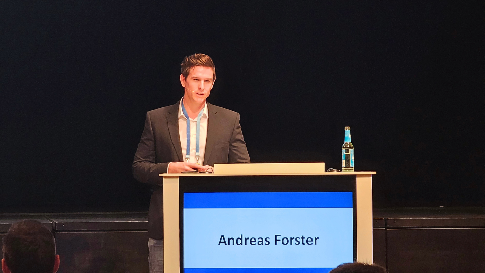 Automation Next Conference 2025 -  Andreas Forster, Schaltbau GmbH auf der Bühne und spricht über dezentrale Messwerterfassung zur Steigerung der Energieeffizienz  