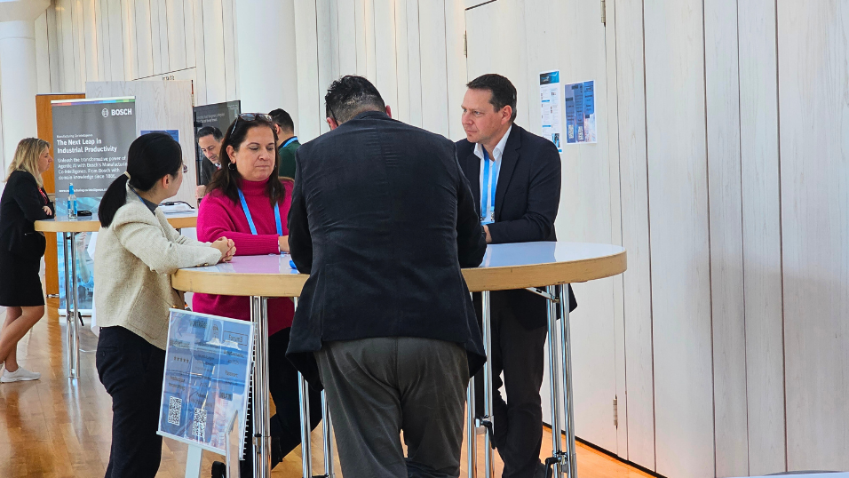 Automation Next Conference 2025 - Ausstellerbereich und Teilnehmer die sich unterhalten und networken