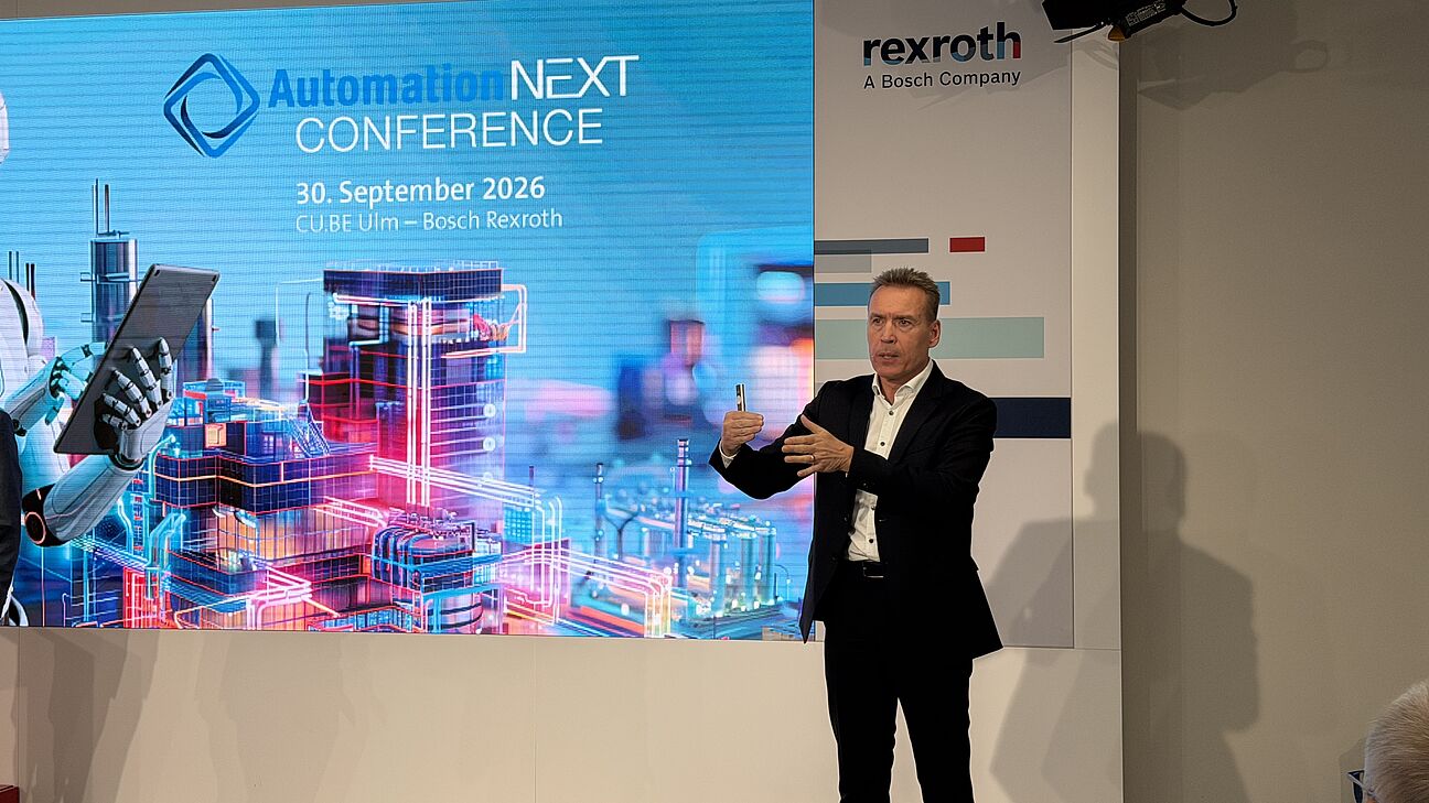 Automation Next Conference 2026 - Herr Roth steht auf der Bühne und spricht zum Publikum